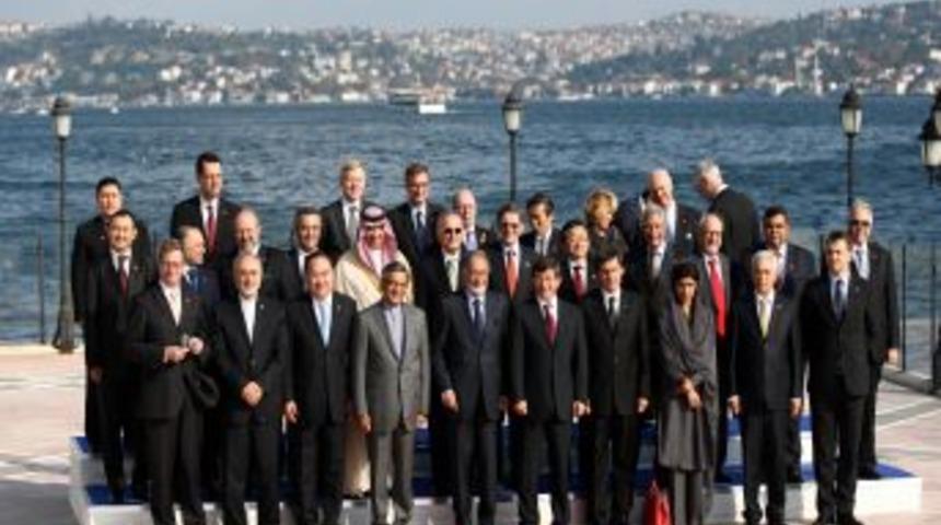 Afganistan konferansına katılanlar aile fotoğrafı &ccedil;ekti