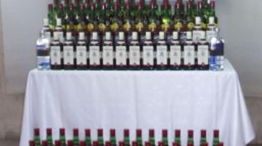 Adana'da 222 şişe ka&ccedil;ak i&ccedil;ki ele ge&ccedil;irildi