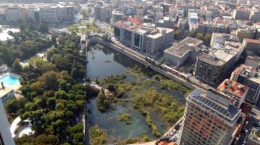 Yağmur, İzmir'in g&ouml;beğindeki 13 yıllık temel &ccedil;ukurunu g&ouml;le d&ouml;nd&uuml;rd&uuml;