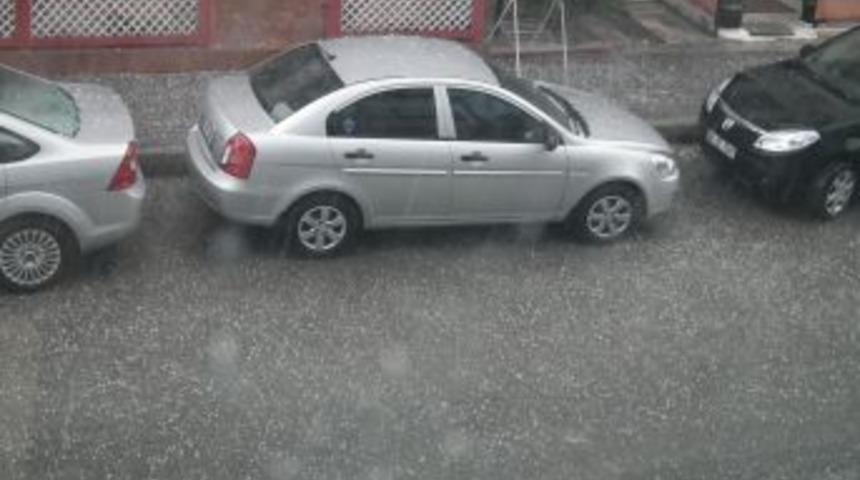 Aracını doludan &uuml;zerine kilim &ouml;rterek korudu