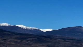 Kars&rsquo;ın mevsimin ilk karı dağlara d&uuml;şt&uuml;