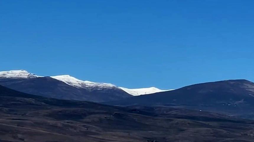 Kars&rsquo;ın mevsimin ilk karı dağlara d&uuml;şt&uuml;