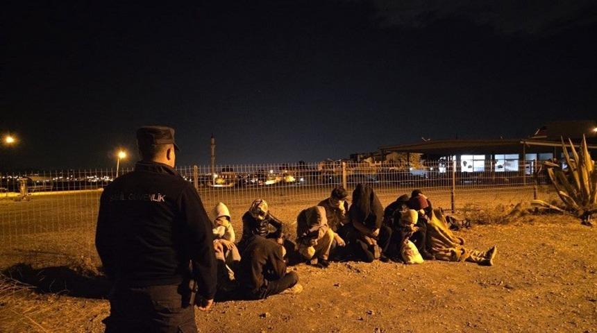 İzmir&rsquo;de 8&rsquo;i &ccedil;ocuk 15 d&uuml;zensiz g&ouml;&ccedil;men yakalandı
