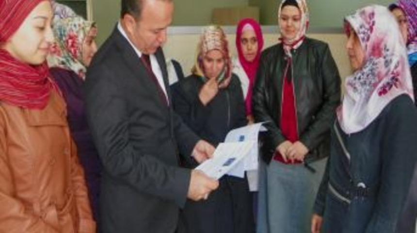 'İdeal Bakıcı Anne' projesine katılanlar sertifikalarını Vali G&uuml;ner'den aldı