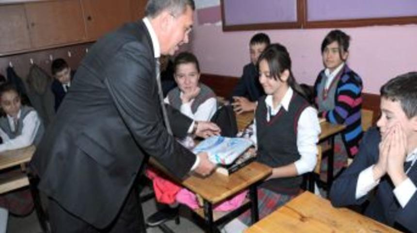 Başkan &Ccedil;etin, &ouml;ğrencilere test kitabı dağıttı