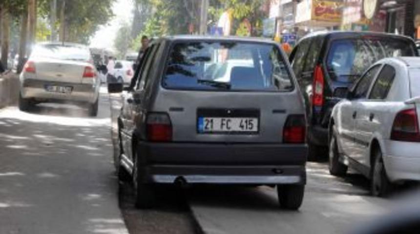 Aksayan asfalt &ccedil;alışmaları, s&uuml;r&uuml;c&uuml;lere zor anlar yaşatıyor