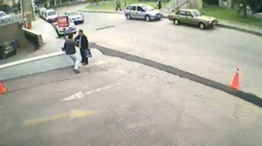 &Ccedil;aldığı Ipad&rsquo;i g&uuml;venlik g&ouml;revlisine verip ka&ccedil;tı