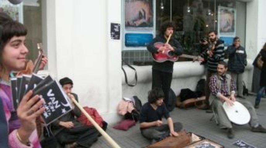 Sokak m&uuml;zisyenleri Van i&ccedil;in &ccedil;aldı