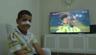 Karaman&rsquo;da 9 yaşındaki Abdullah, narkozun etkisiyle Fenerbah&ccedil;e - Galatasaray derbisini anlatmaya başladı