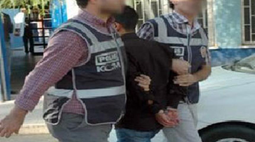 Polis otosuna arkası d&ouml;n&uuml;k olarak g&ouml;t&uuml;r&uuml;ld&uuml;