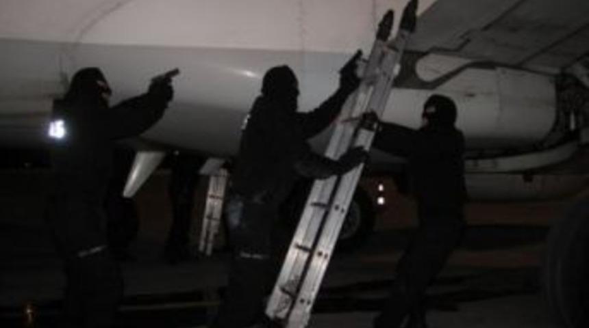 Ka&ccedil;ırılan u&ccedil;aktan rehine kurtarma tatbikatı&hellip;