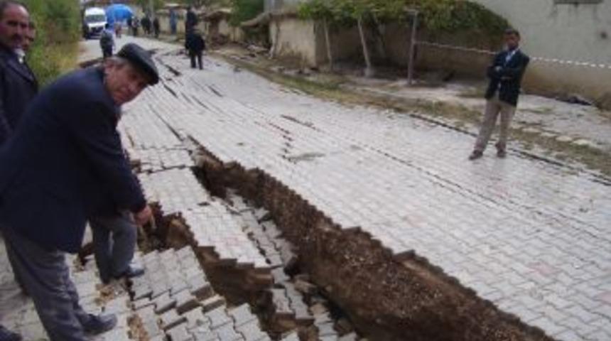 K&ouml;m&uuml;r madeni &ccedil;evresinde heyelan oldu, bazı evler yıkıldı