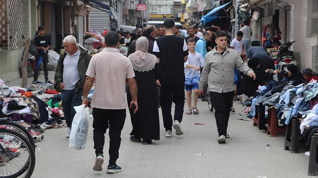 Ev araba hariç ne ararlarsa ucuza buluyorlar 'Gariban da zengin de geliyor'