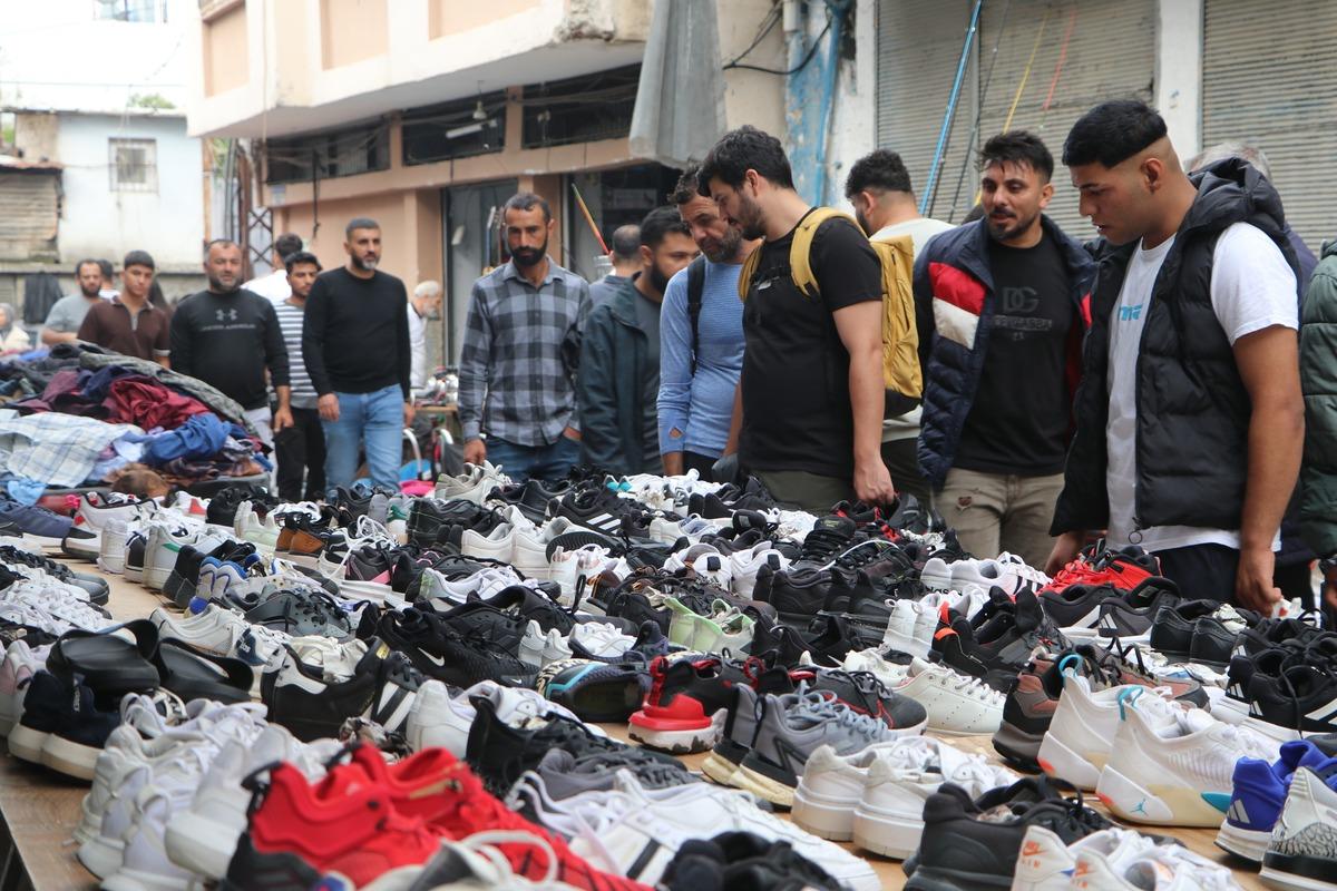 Ev araba hariç ne ararlarsa ucuza buluyorlar Gariban da zengin de geliyor 5