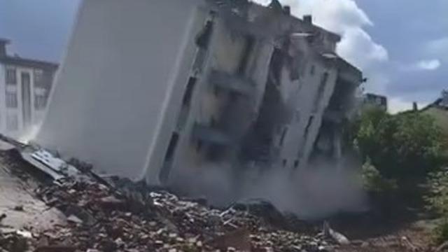 Elazığ’da ağır hasarlı bina, tek dokunuşla yerle bir oldu