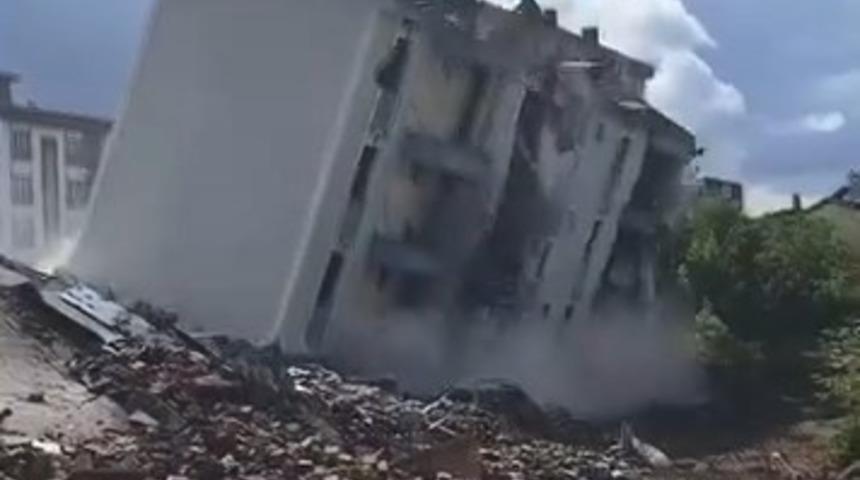 Elazığ&rsquo;da ağır hasarlı bina, tek dokunuşla yerle bir oldu