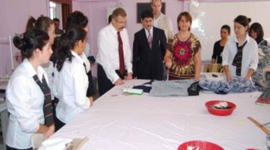 Vali Cerrah, Rahime Hatun Kız Meslek Lisesi'ni ziyaret etti