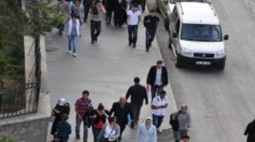 Erzurumlular, sıcak havanın keyfini &ccedil;ıkarıyor