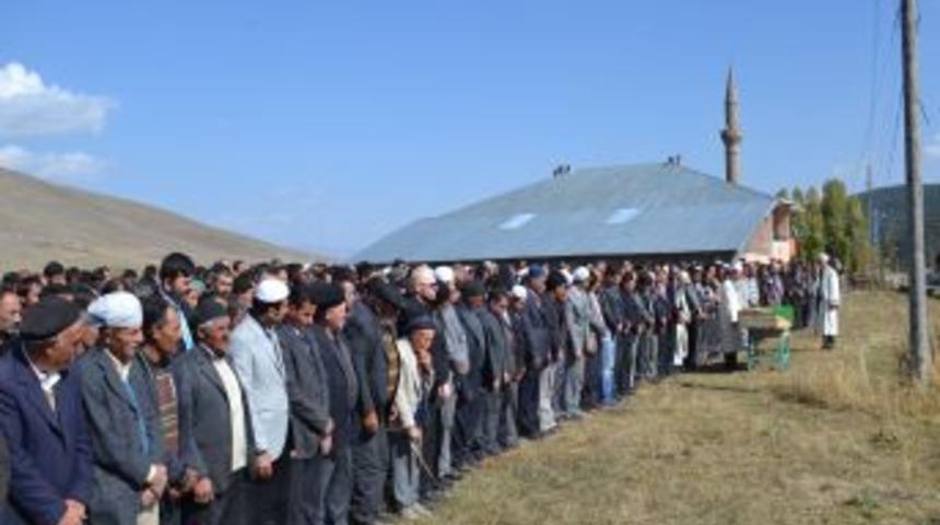 Trafik kazasında hayatını kaybeden İmam g&ouml;zyaşları i&ccedil;inde toprağa verildi