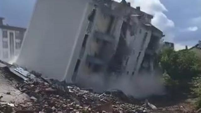 Ağır hasarlı bina, tek dokunuşla yerle bir oldu