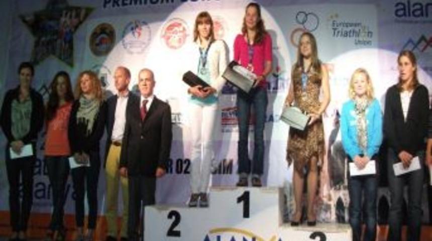 Uluslararası triatlon yarışlarında dereceye girenlere &ouml;d&uuml;lleri verildi