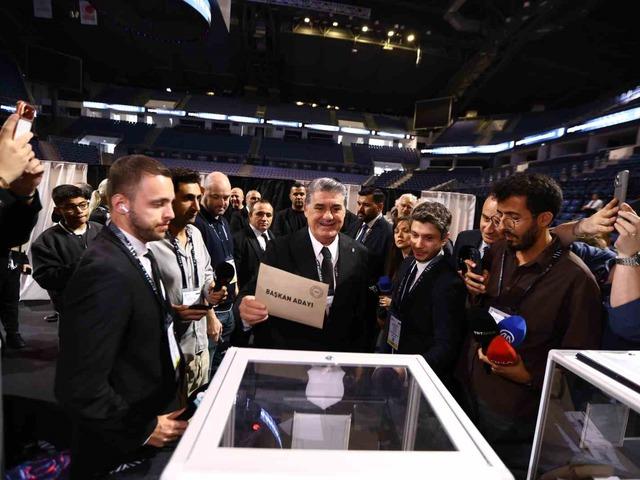 Başkan Serdal Adalı, oyunu kullandı