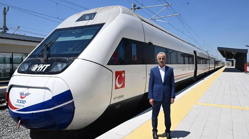 Halkalı-Kapıkule arası 4 saatten 1.5 saate d&uuml;şecek: "Hızlı tren ağımızı Avrupa sınırına kadar ulaştırıyoruz"