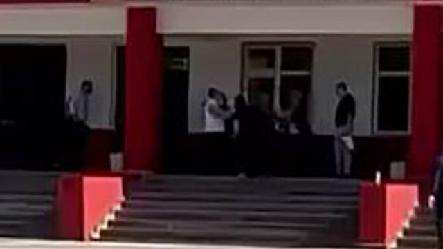 Sınava geç kalmamak için koştu, merdivenin başında baygınlık geçirdi