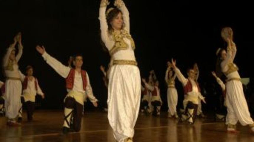 U&Uuml; &lsquo;Halk Dansları Şenliği&rsquo;nde otantik esinti