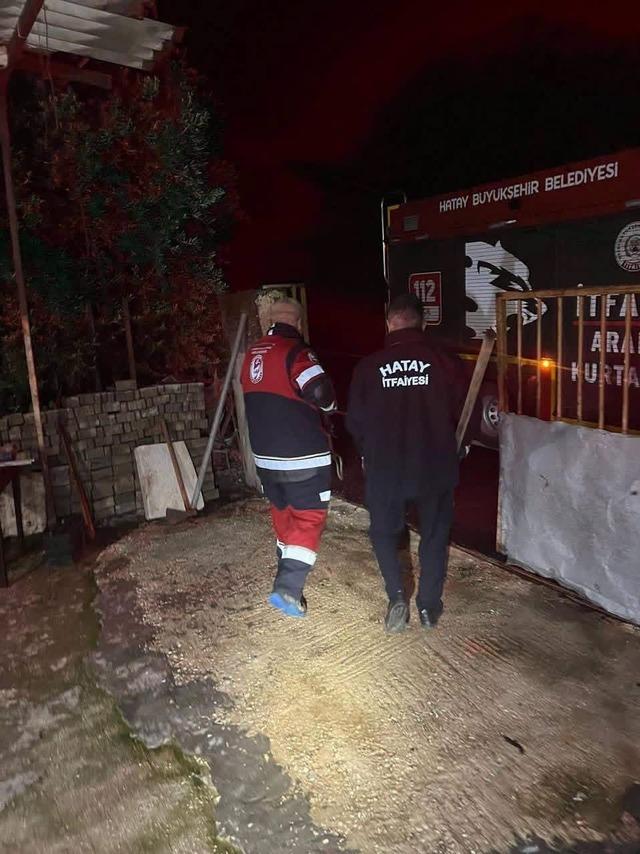 Samandağ&rsquo;da yerleşim yerinde g&ouml;r&uuml;len yılan yakalanarak doğaya bırakıldı 1