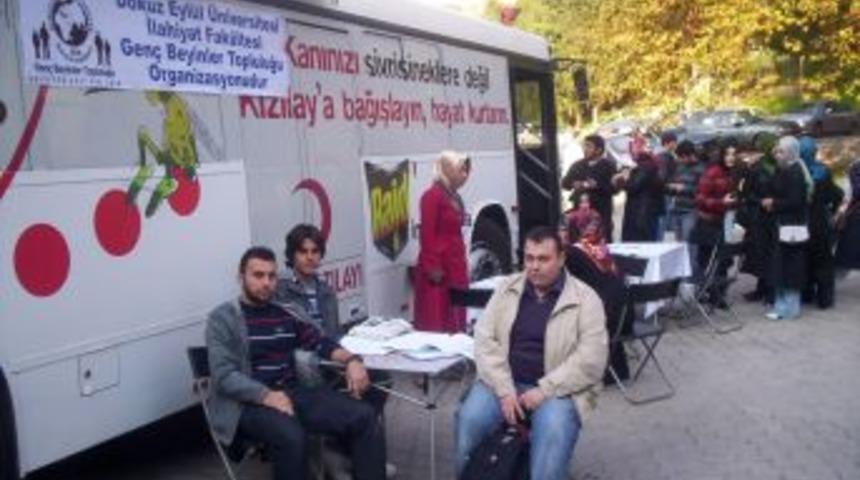 İlahiyat &ouml;ğrencileri Van i&ccedil;in kan verdi