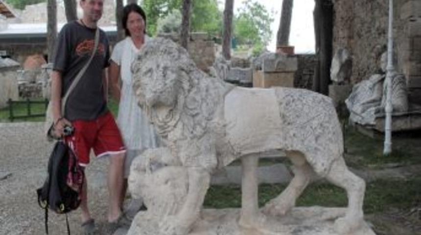 Roma Aslanı heykeli, onarıldıktan sonra Side M&uuml;zesi'nde g&ouml;r&uuml;c&uuml;ye &ccedil;ıkacak