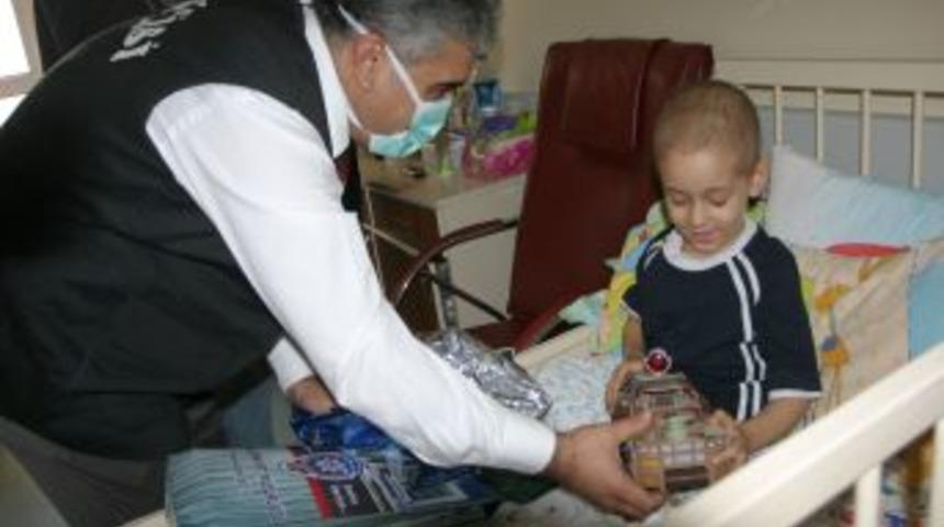 Polis amca bayramda &ccedil;ocukları unutmadı