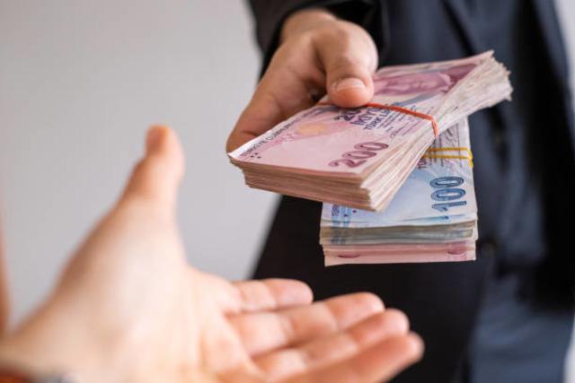 Kredi ve borç yükü altında kalanlar dikkat! Uzmanından kritik uyarı