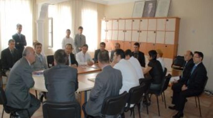 &Ouml;ğretmen ve &ouml;ğrencilere başarı belgeleri verildi