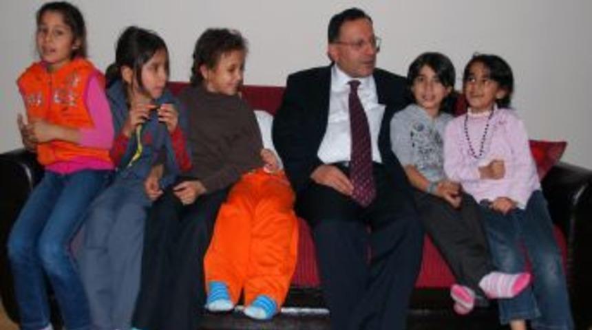 Vali Saran'dan kimsesiz &ccedil;ocuklara ziyaret