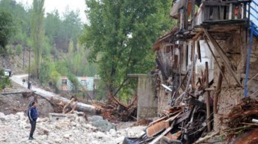 Antalya&rsquo;da selde kaybolan 2 kişiyi arama &ccedil;alışmaları devam ediyor