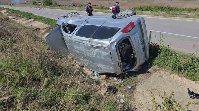 Samsun&rsquo;da hafif ticari ara&ccedil; şarampole devrildi: 1 yaralı 2