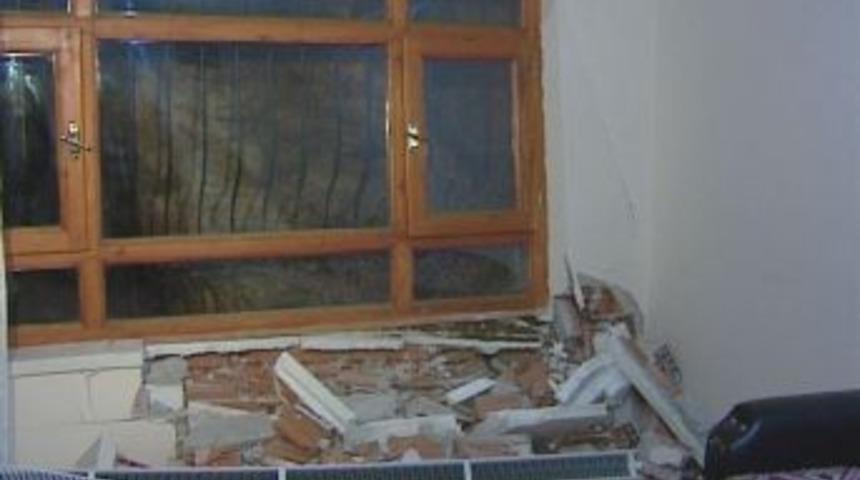 Dev kayanın &ccedil;arptığı evdeki anne ve oğlu &ouml;l&uuml;mden d&ouml;nd&uuml;