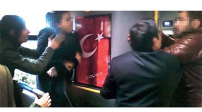 &Ouml;nce taciz etti sonra yumruk attı...