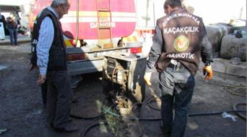 Irak&rsquo;tan getirdikleri 18 ton akaryakıtı ara&ccedil;lara aktarırken yakalandılar