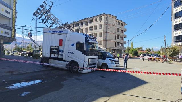 Takip gerilimi kazayla sonuçlandı! Tır hem araca hem direğe çarptı 2