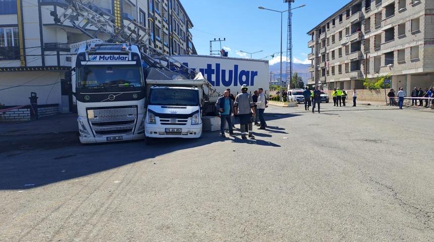 Takip gerilimi kazayla sonu&ccedil;landı! Tır hem araca hem direğe &ccedil;arptı