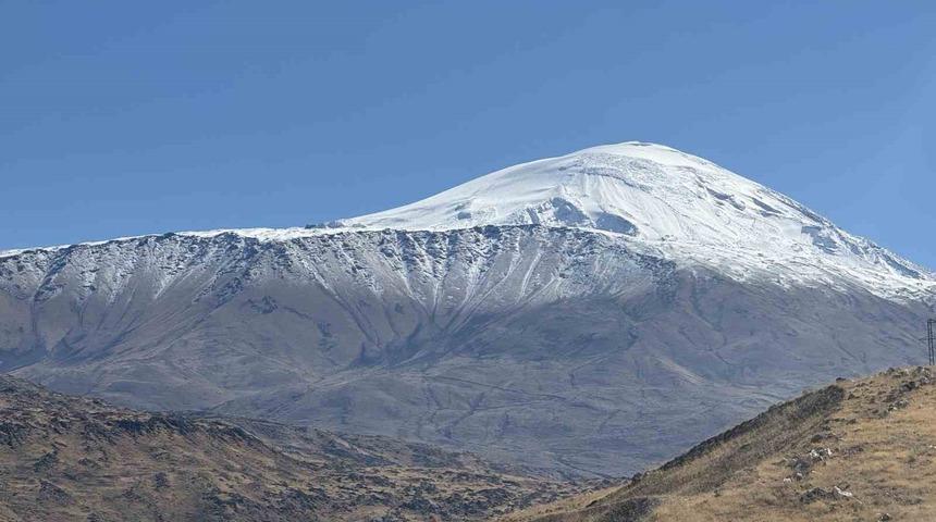 Ağrı Dağı beyaza b&uuml;r&uuml;nd&uuml;