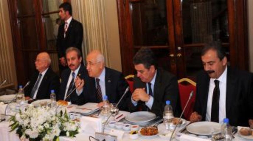 Cemil &Ccedil;i&ccedil;ek: En az hata ile yeni anayasa s&uuml;recini tamamlamak istiyoruz