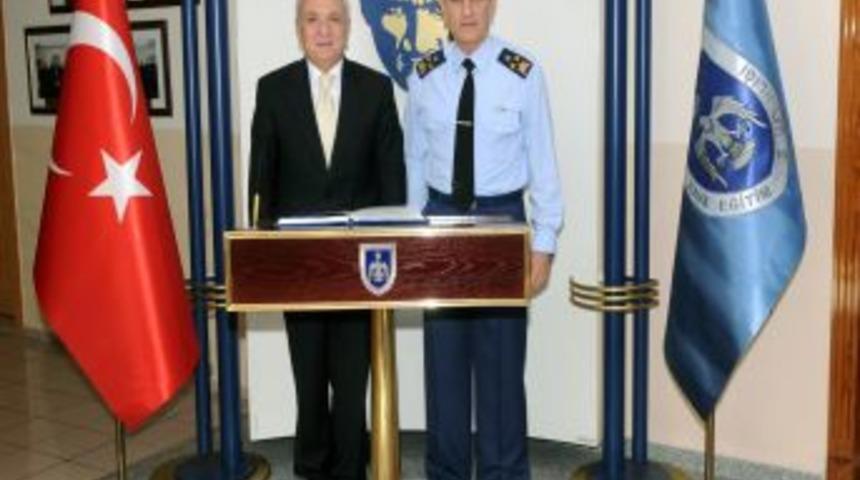 DEÜ Rektörü Füzün, İzmir Hava Eğitim Komutanlığı'nı ziyaret etti