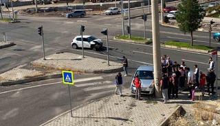 Diyarbakır&rsquo;da iki ara&ccedil; &ccedil;arpıştı: 3 yaralı