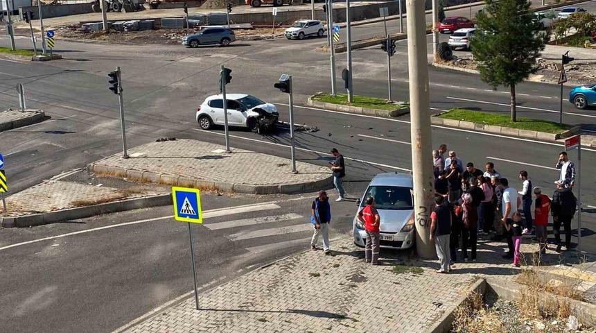 Diyarbakır&rsquo;da iki ara&ccedil; &ccedil;arpıştı: 3 yaralı