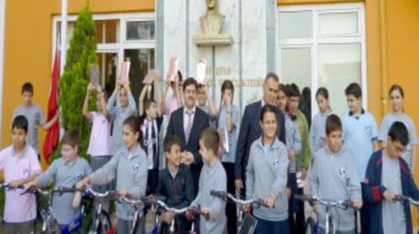 Cambridge sınavında başarılı olan &ouml;ğrenciler &ouml;d&uuml;llendirildi