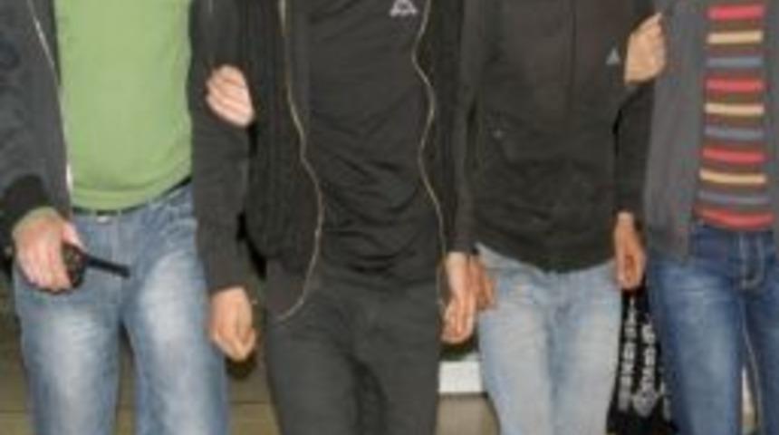 Hırsızlık su&ccedil;undan g&ouml;zaltına alınan iki kişi tutuklandı